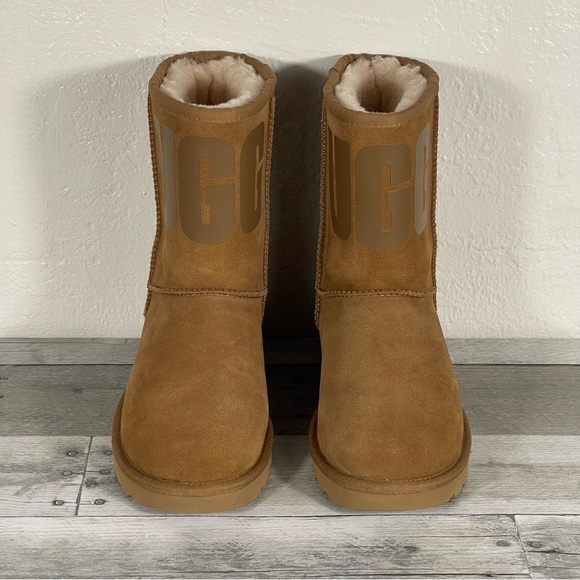UGG Women's Classic Short Rubber Logo Cold-Weather Boots - Chestnut - Sz-6 .US - Picture 2 of 14